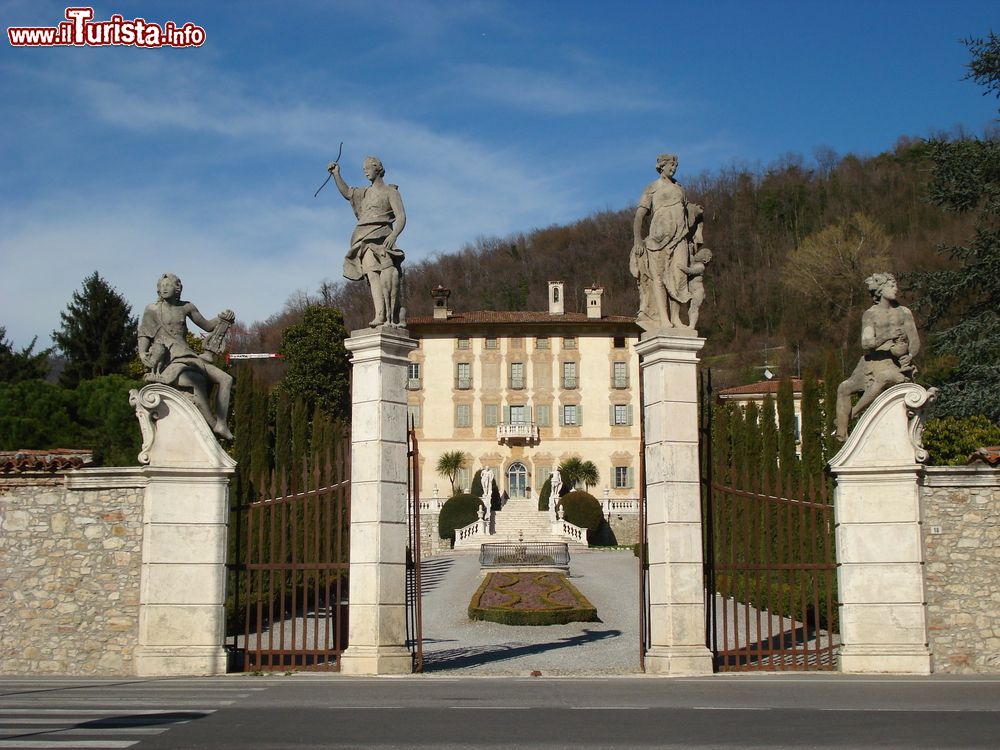 Immagine Il monumentale ingresso di Villa Terzi a Trescore Balneario in Lombardia