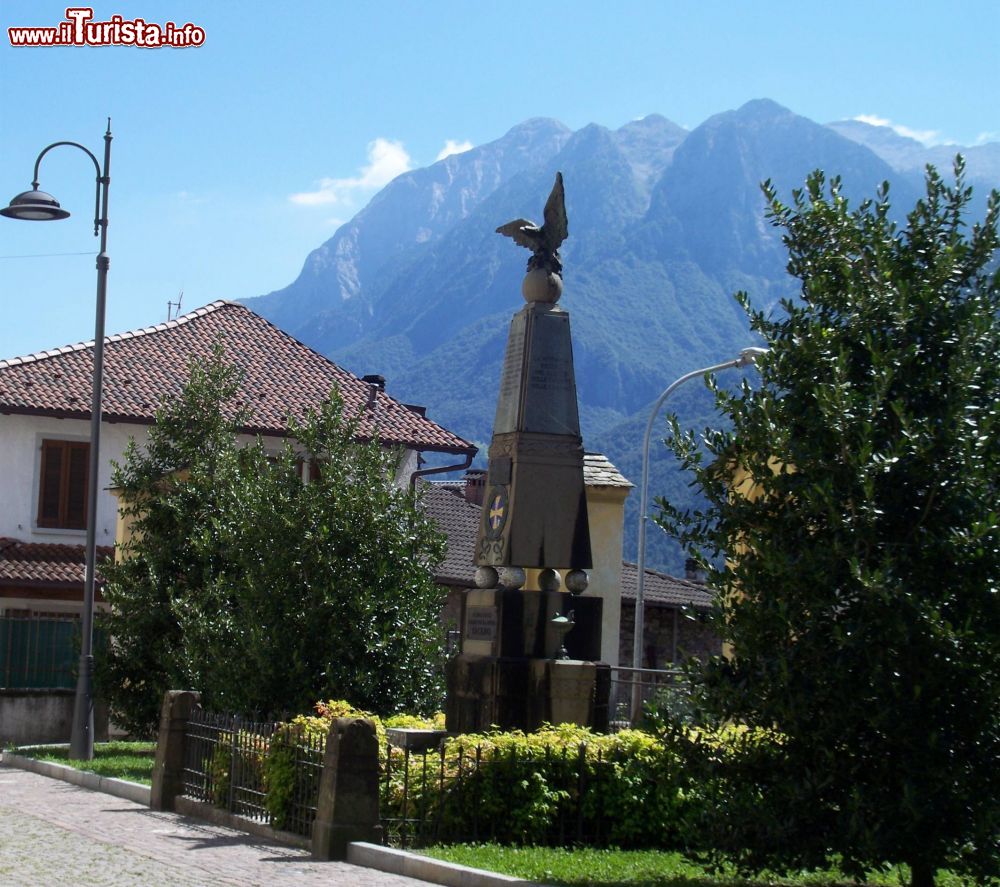 Immagine Il monumento ai caduti di Taceno, villaggio montano della Alta Valsassina, Lombardia  - ©  adirricor, CC BY 3.0, Wikipedia