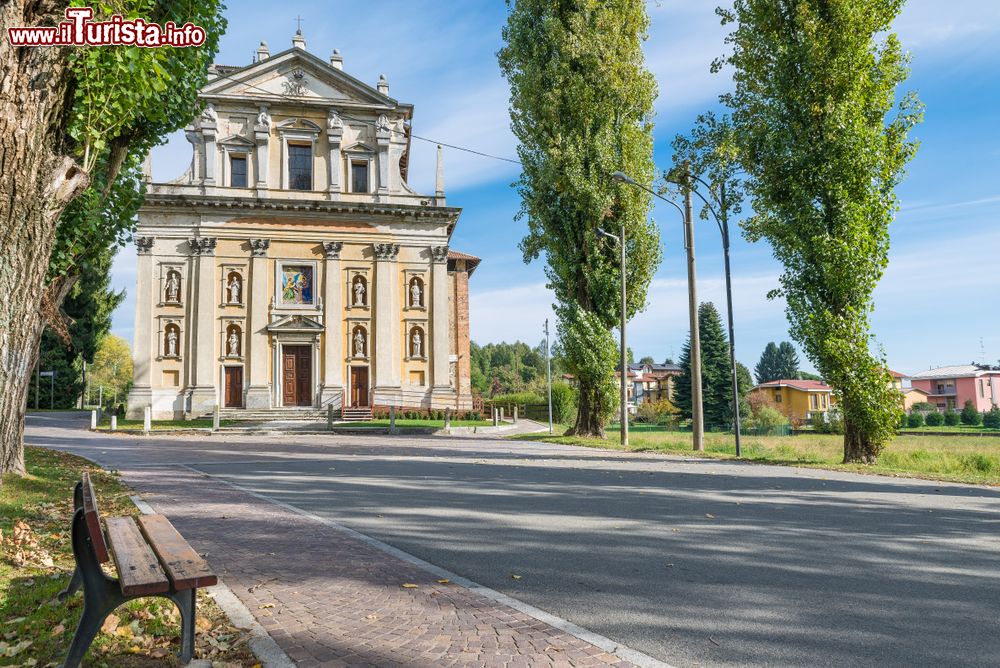 Immagine Il santuario della Madonna della Ghianda a Somma Lombardo, provincia di Varese, Lombardia. La facciata ospita 8 nicchie con le statue dei santi.