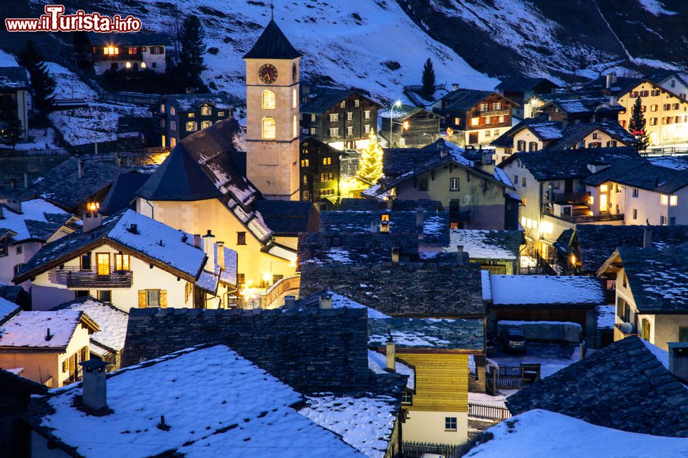 Immagine Il villaggio di Vals in Svizzera, fotofrafato di sera in inverno