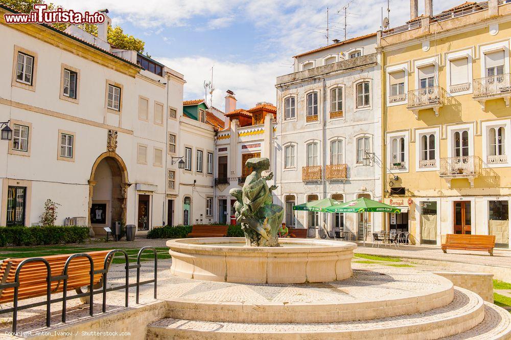 Immagine La bella piazza centrale con fontana a Alcobaca, Portogallo - © Anton_Ivanov / Shutterstock.com