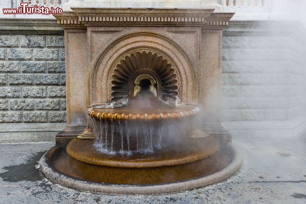 Immagine La celebre fonte termale La Bollente, simbolo di Acqui Terme, Piemonte. Di acqua ne sgorgano ben 560 litri al minuto.