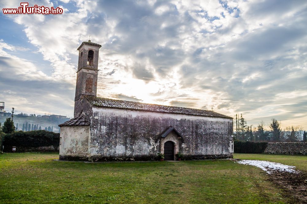Immagine La chiesa di San Michele a Pescantina, provincia di Verona, Veneto. Si trova nella frazione di Arcé e presenta caratteri tipici della prima architettura romanica veronese.