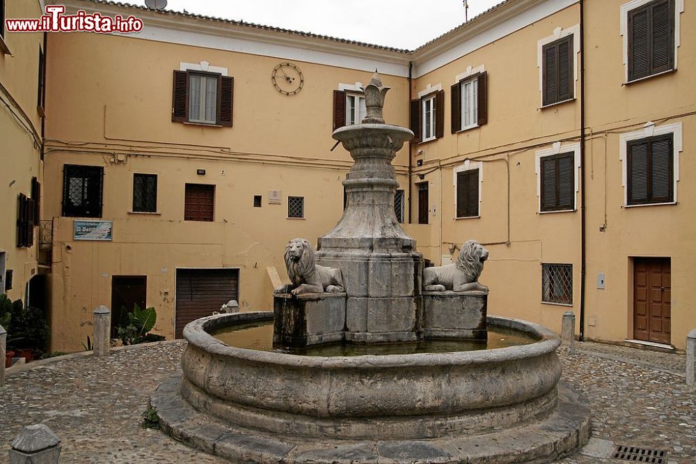 Immagine La Fontana dei Leoni in centro a Cassano allo Ionio in Calabria - © Mboesch - CC BY-SA 4.0, Wikipedia