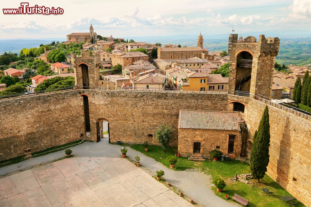 Immagine La fortezza e il borgo di Montalcino in Toscana, famosa per la sua produzione del vino Brunello - © Don Mammoser / Shutterstock
