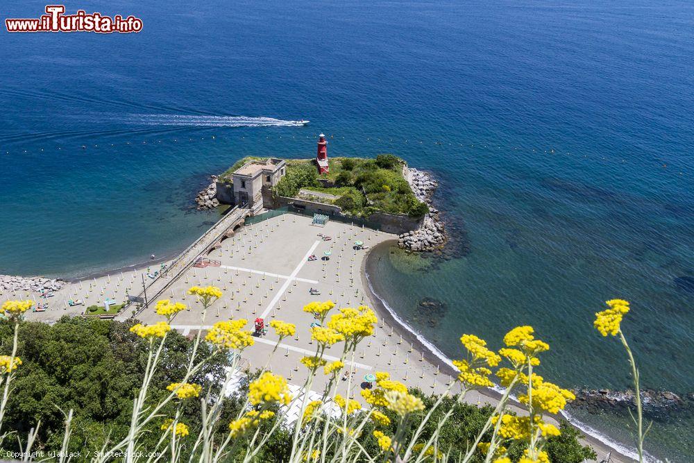 Immagine La spiaggia nei pressi del Castello di Bacoli in Campania - © wlablack / Shutterstock.com