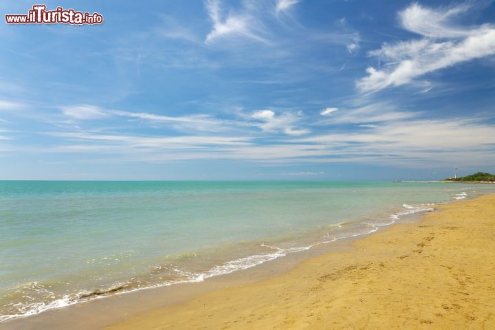 Immagine La spiaggia sabbiosa e il mare limpido di Bibione - © Peter Gudella / Shutterstock.com