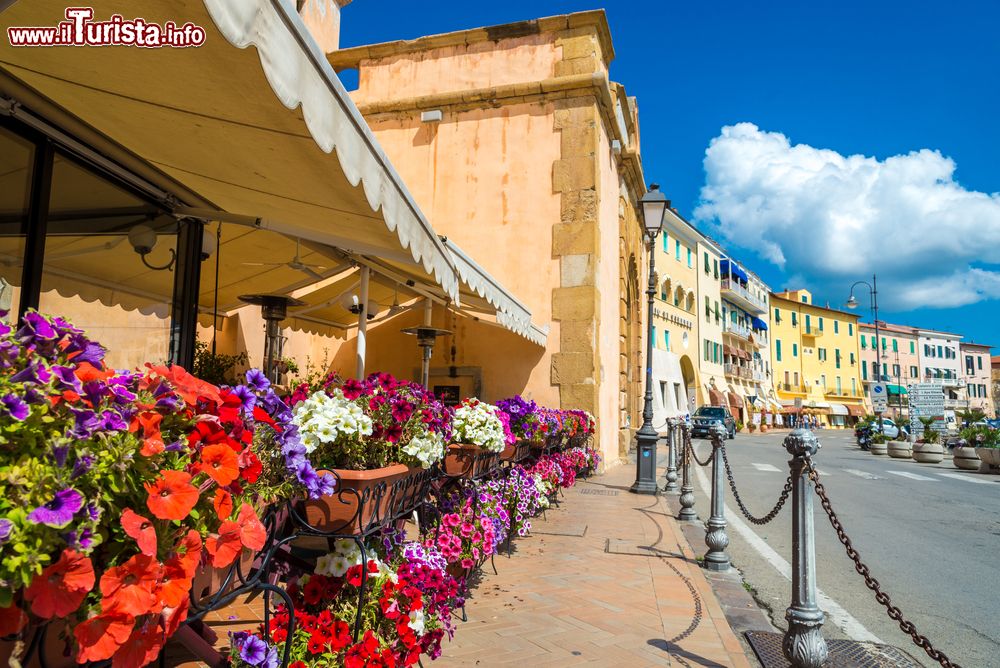 Immagine La terrazza fiorita di un ristorante nel centro di Portoferraio, isola d'Elba, Toscana.