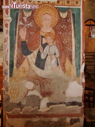 Immagine L'affresco della Madonna del Latte, chiesa di San Vincenzo Pombia  - © Laurom - CC BY-SA 3.0 - Wikipedia