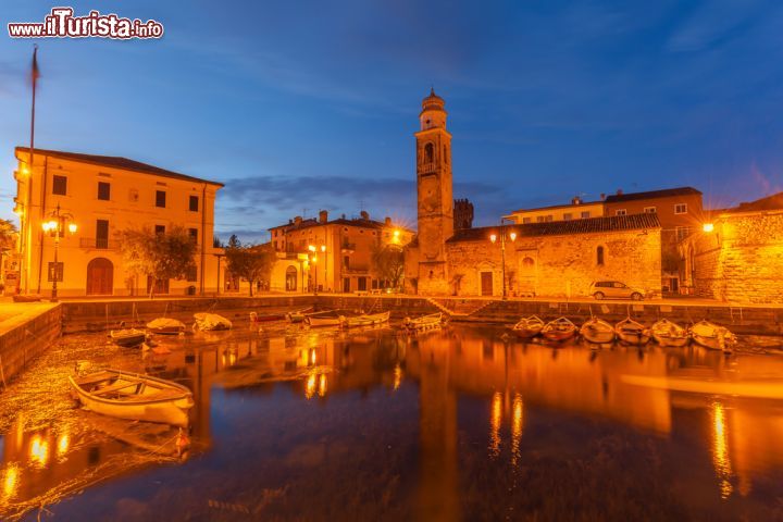 Immagine Lazise by night il fascino del borgo sul Lago di Garda - © Lukasz Szwaj / Shutterstock.com