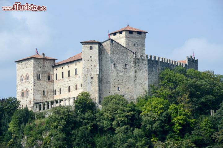 Immagine L'imponente castello medievale della Rocca di Angera si erge sulle rive del Lago Maggiore - © Stefano Ember / Shutterstock.com