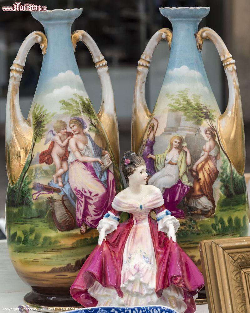 Immagine Oggetti d'arte in un mercatino dell'antiquariato a Sarnano, Marche: queste porcellane risalgono alla metà del 1900 - © Leonardo Emiliozzi / Shutterstock.com