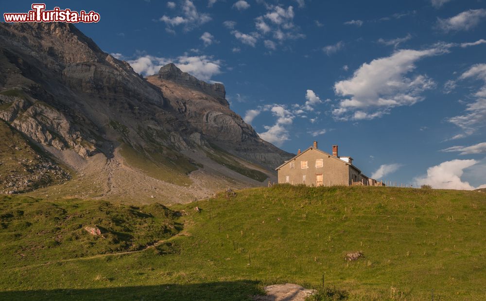 Immagine Paesaggio montano nel tardo pomeriggio al rifugio Giacomini al pascolo d'Anzeidaz, Ovronnaz, Svizzera. Siamo ai piedi del massiccio Les Diablertes (Tour of the Muverans) fra le Alpi bernesi.