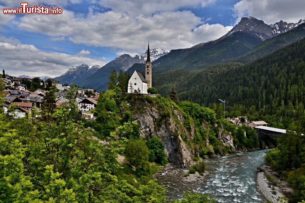 Immagine Panorama del ponte e della chiesa del villaggio di Scuol, Svizzera. Siamo nel Cantone dei Grigioni, il più grande e orientale dei 26 presenti in Svizzera.
