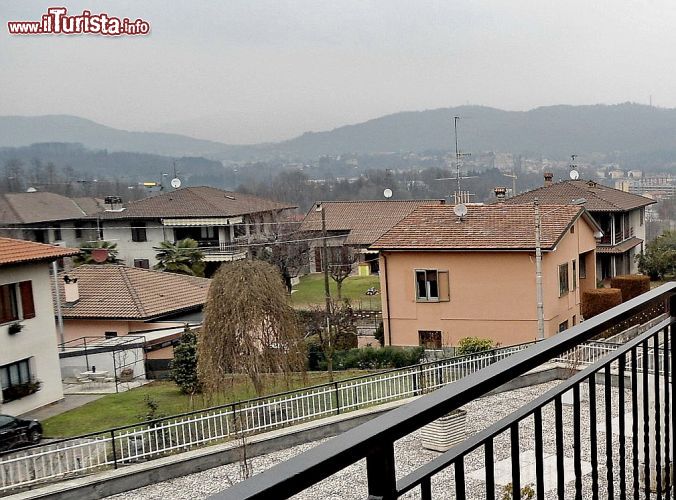 Immagine Il Panorama da Grandate: le case della periferia e le prealpi intorno a Como