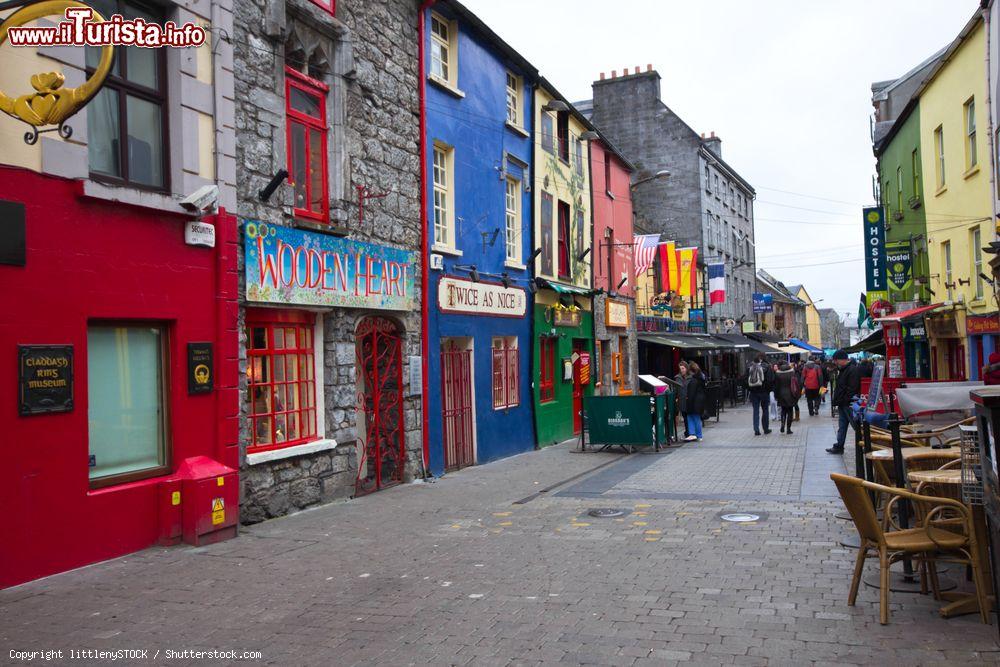 Immagine Passeggiata nel centro storico di Galway in Irlanda - © littlenySTOCK / Shutterstock.com