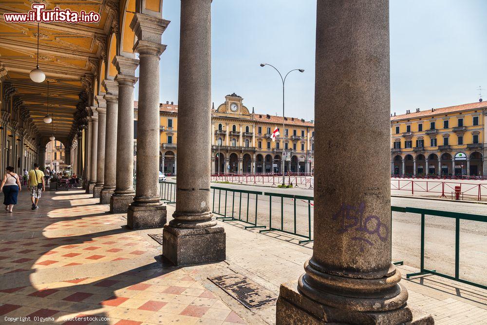 Immagine La piazza nel centro storico di Alessandria, Piemonte, vista da sotto il portico - © Olgysha / Shutterstock.com