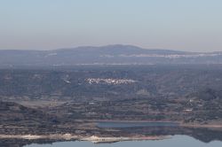 Il panorama da Nughedu Santa Vittoria: in primo piano il lago artificiale del Tirso, poi Aidomaggiore e sullo sfondo Macomer - © Gianni Careddu, CC BY-SA 3.0, Wikipedia