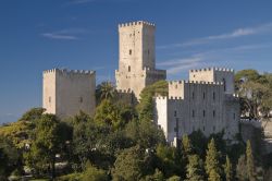 Il borgo di Erice (Trapani), abbarbicato in cima all'omonimo monte, è inconfondibile per le sue architetture normanne quattrocentesche situate poco fuori dall'abitato, in posizione ...