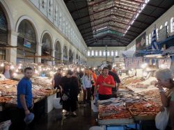 L'interno del grande padiglione del pesce del mercato Varvakios Agora