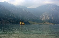 In barca a vela a Limone sul Garda, Lombardia - Per chi sceglie una vacanza all'insegna della natura e del relax, questa località adagiata sulle rive del Lago di Garda offre un'ampia ...