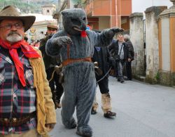 Il Carnevale di Saponara in Sicilia: si chiama la sfilata dell’Orso e della Corte principesca, e si svolge il giorno del martedì grasso - © Pro Loco