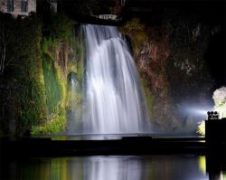 La Cascata grande di notte l'attrazione principale di Isola del Liri nel Lazio -  © Hallertripod - Wikipedia