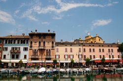 Case sul porto, Desenzano del Garda - Splendide abitazioni di impronta veneziana e napoleonica si rispecchiano nelle acque di uno dei laghi più belli d'Italia. A Desenzano, il porto ...