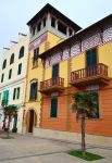 Un palazzo storico in Via Garibaldi nel centro di Alghero, Sassari, Sardegna nord-occidentale.  - © AG-PHOTO / Shutterstock.com