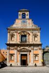 Una Chiesa nel centro storico di Gaeta, il borgo costiero del Lazio - © onairda / Shutterstock.com