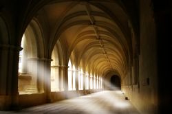 Il magico chiostro dell'Abbazia Reale di Fontevraud: ci troviamo nella regione della Loira, nel centro ovest della Francia - © St. Nick / Shutterstock.com