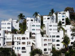 Complesso residenziale sulla costa del Messico: per la sua importanza turistica e commerciale, Manzanillo è una delle migliori destinazioni della Costa Alegre, che si estende tra il piccolo ...