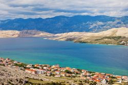 La magica Costa della Dalmazia: ci troviamo sull'isola di Pag (Pago) in Croazia, dove i colori dell'Adriatico creano scenari di grande fascino - © Natalia Bratslavsky / Shutterstock.com ...