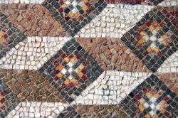 Un dettaglio di un mosaico rinvenuto nel sito archeologico di El Jem in Tunisia, ed ora conservato nel locale Museo - © Franco Volpato / Shutterstock.com