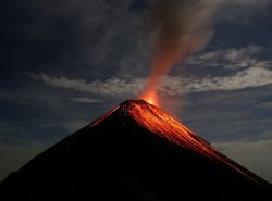 Eruzione del Volcan de Fuego: è il vulcano piu attivo del Messico e si trova nello stato di Colima - © Kevin.sebold - CC BY-SA 3.0 Wikimedia Commons.