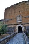 la grande Fortezza degli Orsini: sopra l'arco d'ingressovisibile lo stemma araldico, con i leoni degli Aldobrandeschi, e gli orsi della Famiglia Orsini