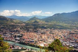 Fotografia aerea di Trento - Capoluogo dell'omonima provincia e della regione autonoma Trentino Alto Adige, Trento è un comune italiano che conta 118 mila abitanti. Situato nella ...