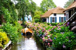 Giethoorn in Olanda: i canali, le tipiche imbarcazioni dal fondo piatto e le tradizionali abitazioni - © nikitje / iStockphoto LP.