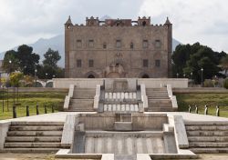Il Castello della Zisa di Palermo risale alla fine del XII secolo. Concepito come residenza estiva dei re, sorgeva in origine all'interno del parco reale normanno, tra giardini sontuosi, ...