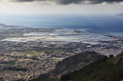 Da Erice - Trapani, Sicilia - si gode un panorama straordinario sul capoluogo di provincia, le sue saline, le Isole Egadi in lontananza e ovviamente i riflessi blu del Mediterraneo - © ...