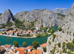 Il fiordo di Omis tra le montagne Croazia. Il fiume Cetina qui forma un vero e proprio canyon che corre parallelo alla costa, prima di gettersi nel mare Adriatico. Omis è una località ...