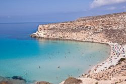 Il mare limpido di Lampedusa la famosa isola ...