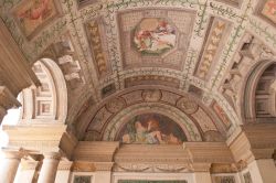 I ricchi interni del Palazzo Te a Mantova: questa residenza nobiliare, famosa per i suoi soffitti a grotteschi, fu voluta da Federico II° dei Gonzaga che affidò l'opera all'architetto ...