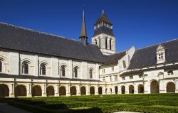 Interno del chiostro di Fontevraud: l'importante abbazia della Loira era stata convertita a carcere in epoca napoleonica - © Pyma / Shutterstock.com