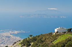 Le Isole Egadi viste dal borgo di Erice (Trapani, nord-ovest della Sicilia), dalla cima del Monte Erice. In primo piano, in basso a sinistra, la città di Trapani - © Pawel Kowalczyk ...