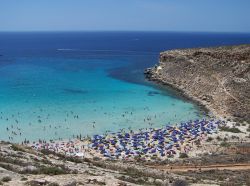La famosa spiaggia dei Conigli a Lampedusa è una delle piu belle del mondo, purtroppo la sua (meritata) popolarità la rende piuttosto affollata nel periodo di ferragosto - © ...