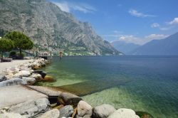 Le acque limpide del Lago di Garda, Limone - Per raggiugere questa suggestiva località della provincia di Brescia bisogna attraversare il lago oppure effettuare un più tortuoso ...