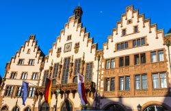 Sulla piazza centrale di Francoforte, detta Romerberg, si affaccia il Römer, ovvero il palazzo municipale. La sua tipica facciata gotica del XIV secolo, con il profilo a gradini, è ...