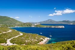 La costa di Alghero, in provincia di Sassari, nel nord-ovest della Sardegna: nelle giornate di sole risaltano i colori saturi dell'isola mediterranea, dal blu intenso del mare all'azzurro ...