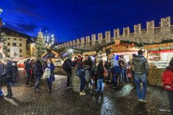 Mercatini di Natale in Piazza Fiera, Trento - Addobbi per l'albero di Natale, oggetti d'artigianato e squisite specialità gastronomiche locali per vivere l'atmosfera natalizia. ...